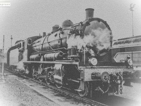 Photographie d'époque en noir et blanc de la locomotive en service, avant sa préservation