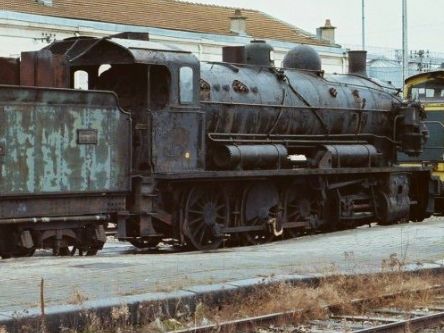 La locomotive rouillée et à l'arrêt, avant sa restauration par le GADEFT