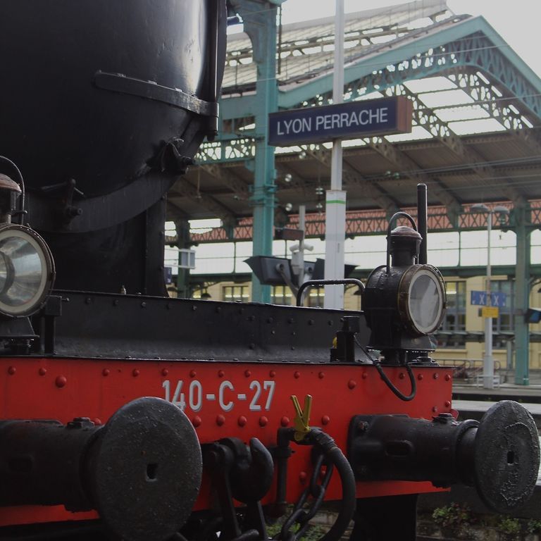 La locomotive restaurée, fanaux et plaque 140-C-27, en gare de Lyon Perrache